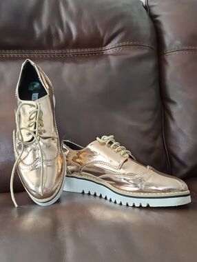 Cape Robbin Rose Gold Metallic Lace-Up Loafers